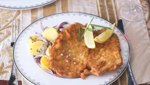 Vídeňský telecí řízek s bramborovým salátem