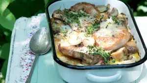 Zapékané vepřové kotlety se smetanou a houbami