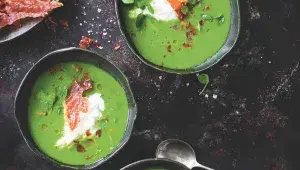 Zelené gazpacho s prosciuttem a burratou