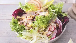 Zimní salát se zálivkou z podmáslí