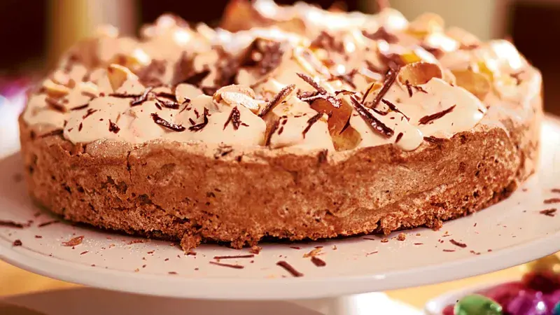 Mandlový koláč s čokoládou a meruňkovým krémem