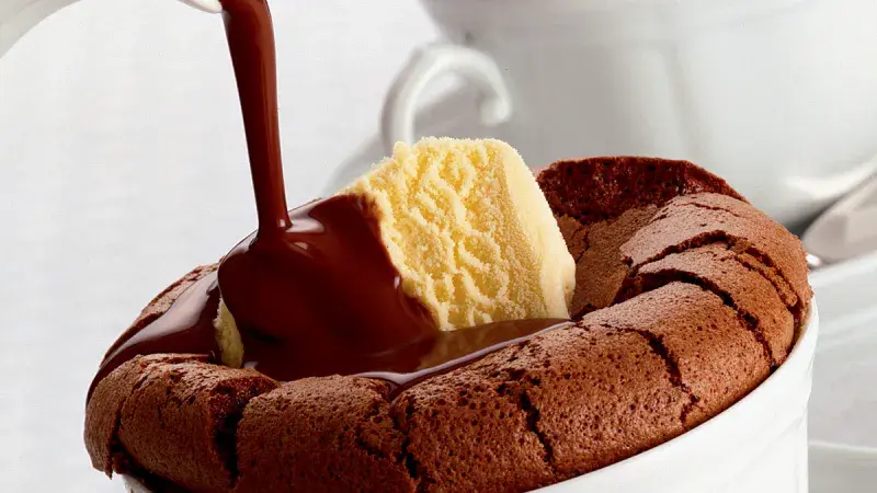 Kávové suflé s čokoládovou omáčkou