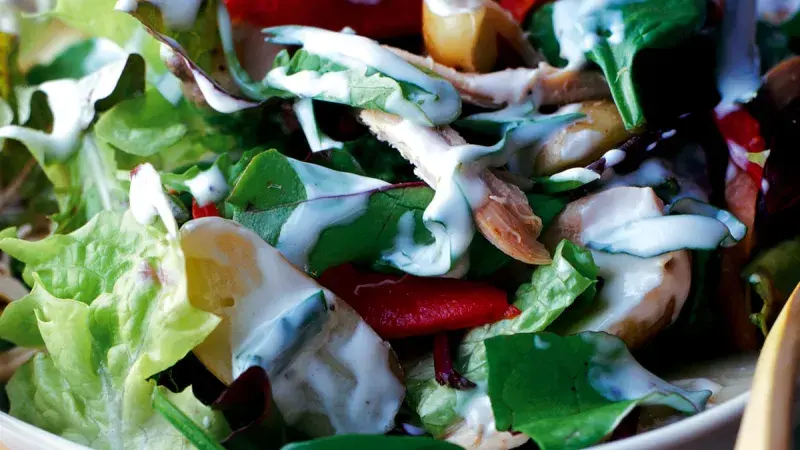 Salát s novými bramborami