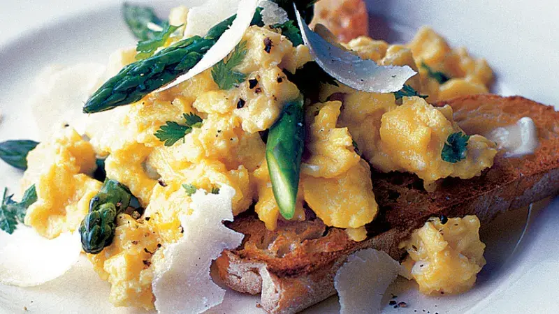 Vláčná míchaná vejce se zeleninou