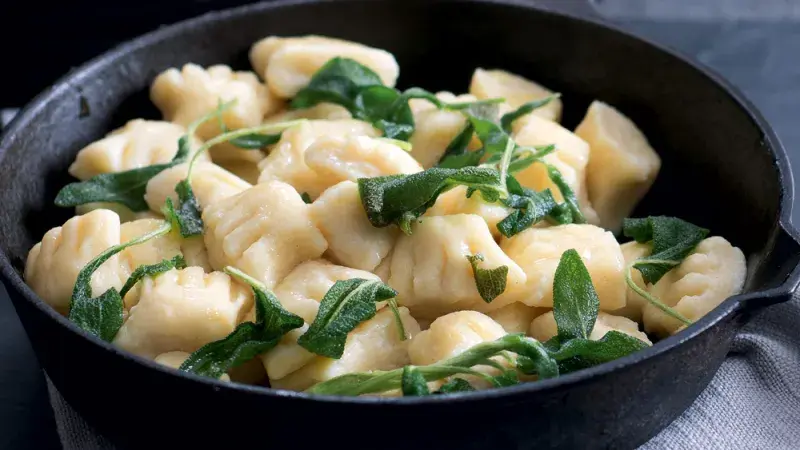 Noky z ricotty se šalvějovým máslem