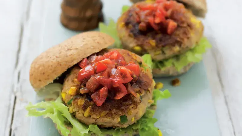 Tuňákové burgery s kukuřicí