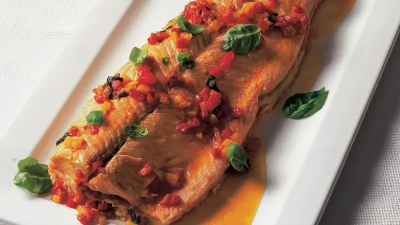 Losos pošírovaný v troubě s omáčkou z paprik a bazalky