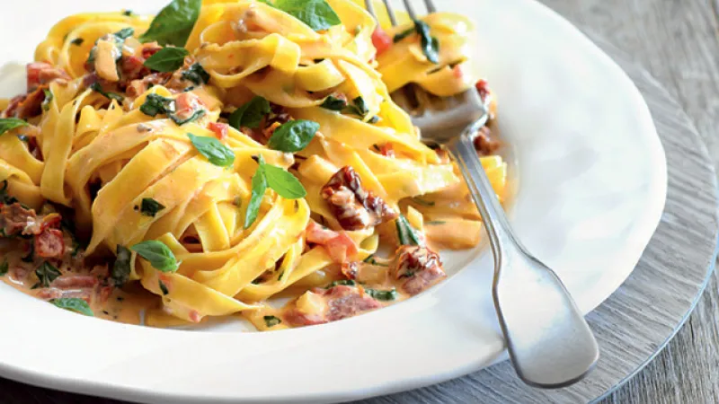 Těstoviny s krémovou omáčkou s paprikami a sušenými rajčaty 