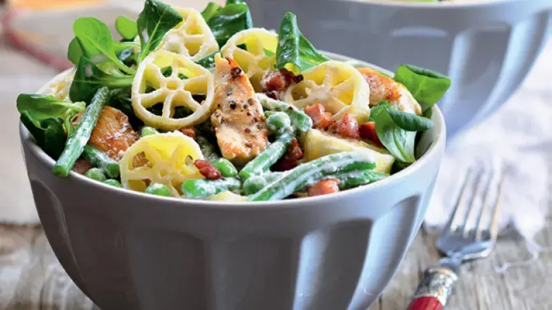Těstovinový salát s kuřetem