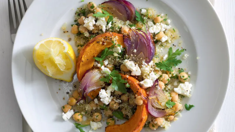 Salát s quinoou, fetou a pečenou dýní