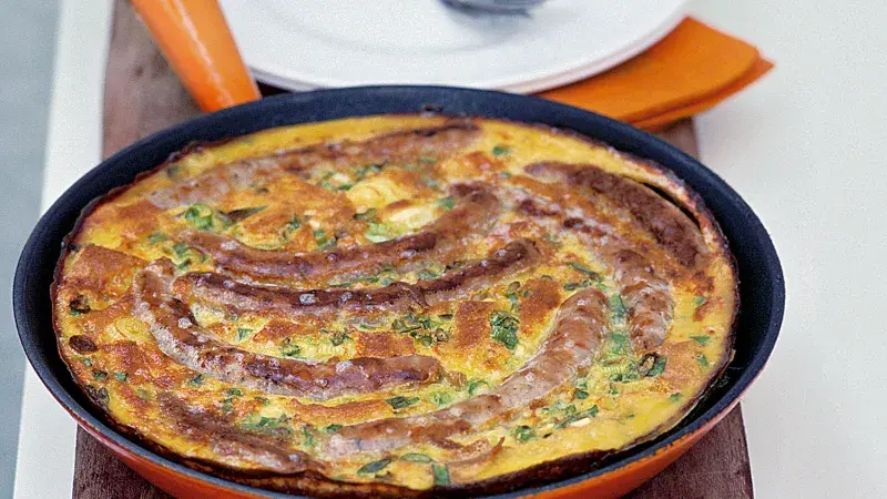 Omeleta s chipolatou & jarní cibulkou