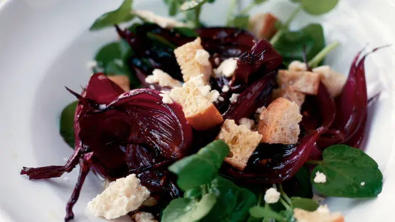 Salát z pečených cibulek s krutony