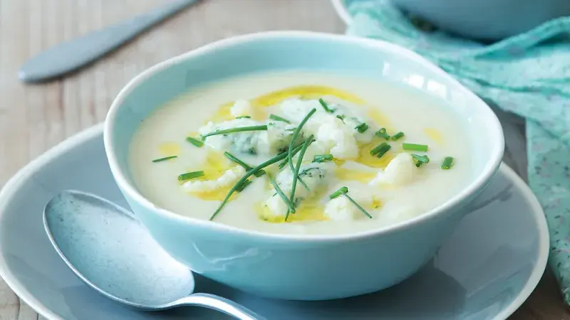 Květáková polévka se sýrovými nočky 