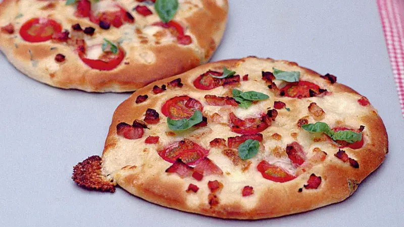 Pizza s cherry rajčátky & slaninou