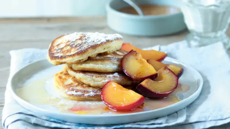 Letní lívance s karamelizovaným ovocem