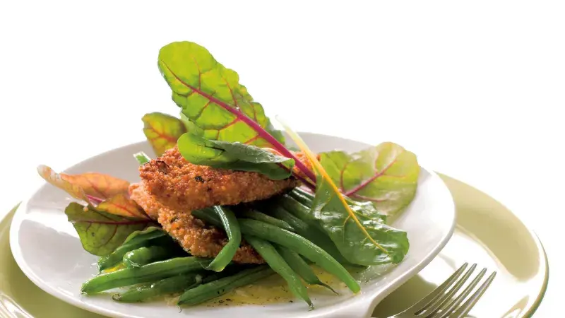 Fazolkový salát s kuřetem obalovaným v kuskusu