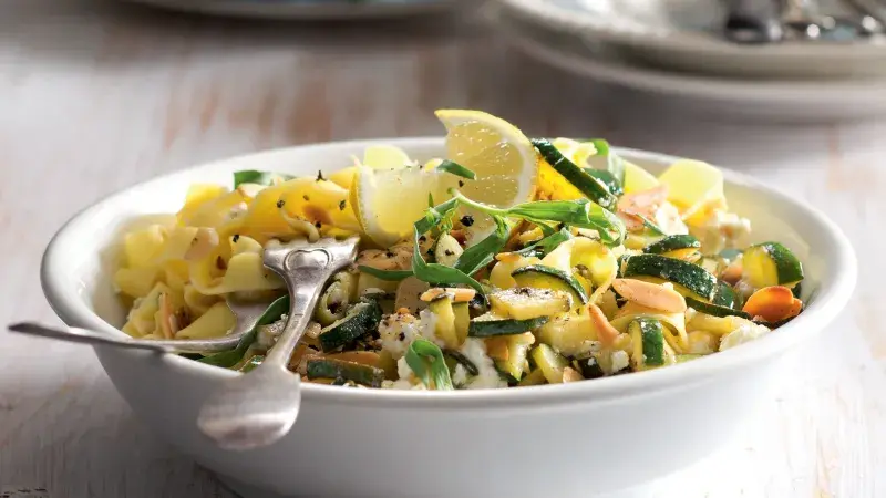 Široké nudle s cuketou, citronem a mandlemi