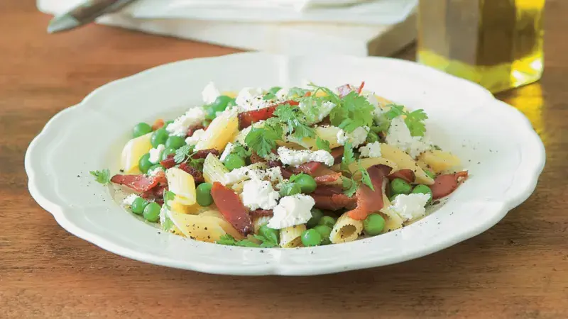 Těstoviny s hráškem a tyrolským špekem