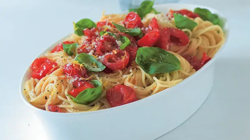 Těstoviny s drcenými rajčaty a bazalkou