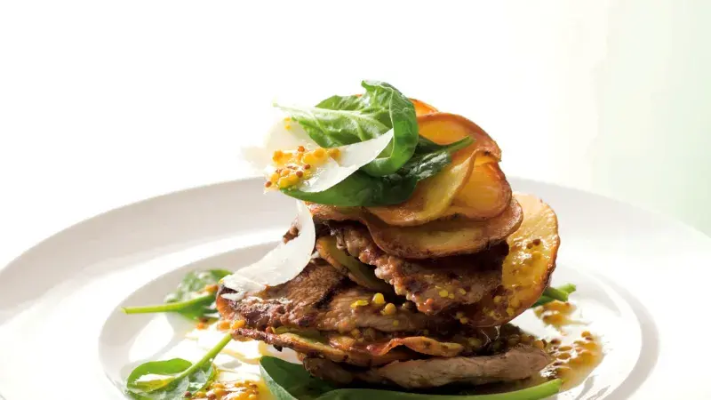 Salát s telecím a křupavými bramborami