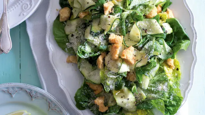 Cuketový salát s krutony