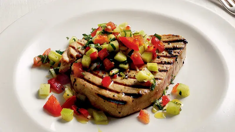 Tuňákové steaky s okurkovým salátem