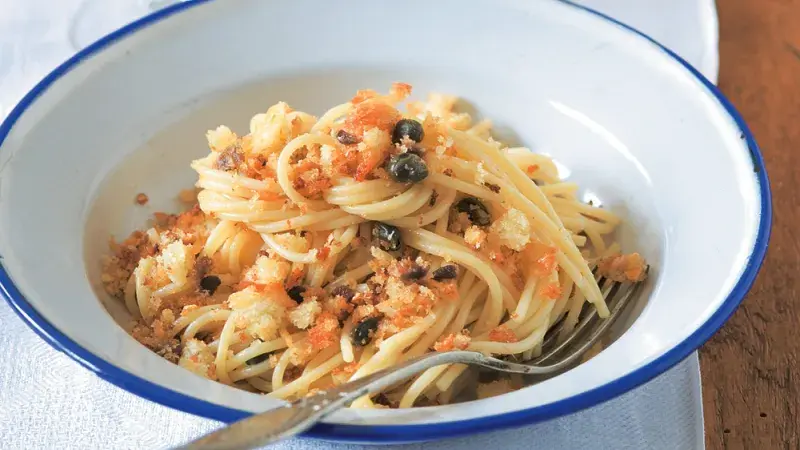 Těstoviny s opraženou pikantní strouhankou