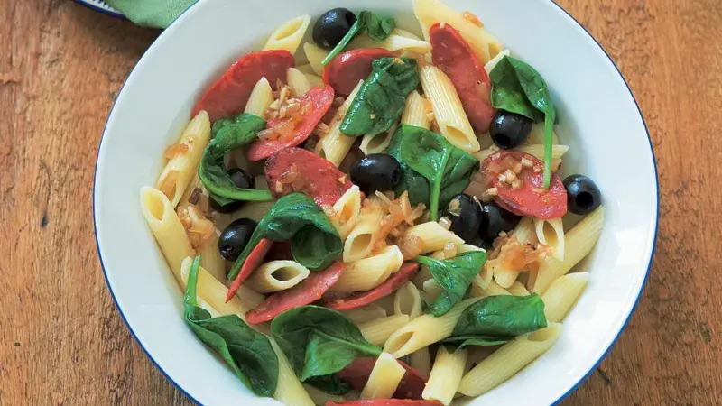 Těstoviny s kořeněnou klobásou a špenátem