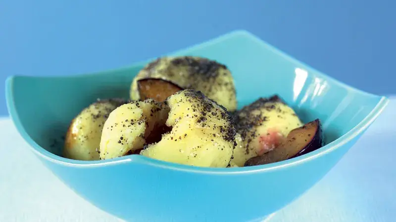 Bramborové knedlíky se švestkami