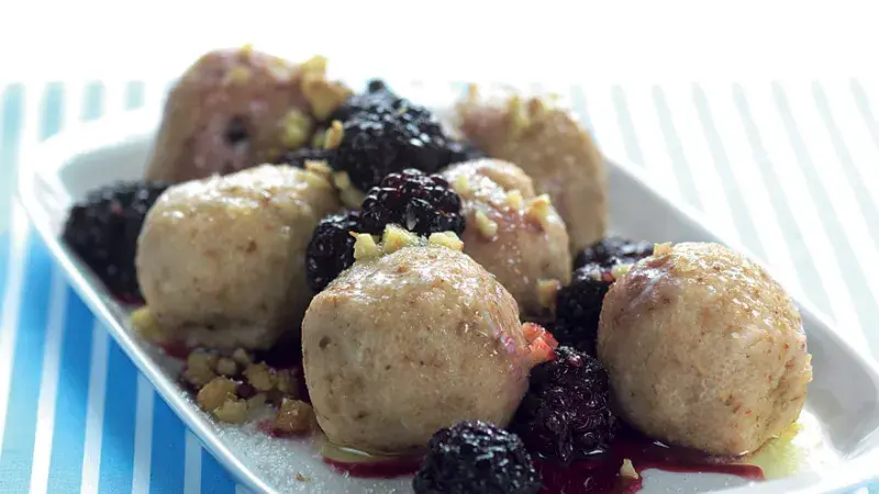 Ořechové knedlíčky s ostružinami