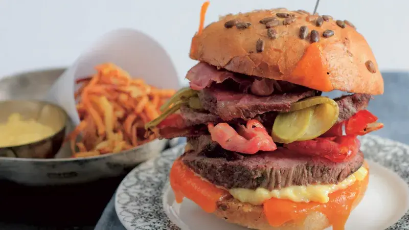 Burger s hovězím steakem, sýrem a sušenou šunkou