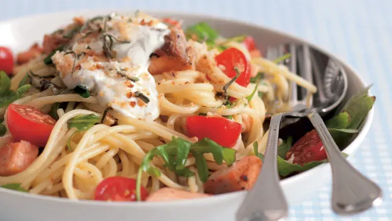 Špagety s lososem a rukolou