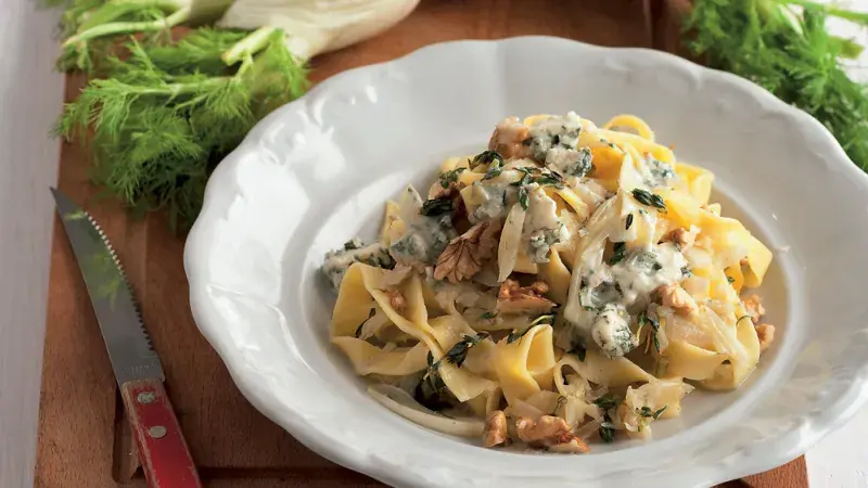 Tagliatelle s fenyklem a rokfórem