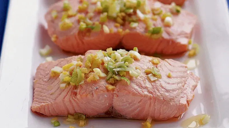 Desetiminutový losos s jarní cibulkou