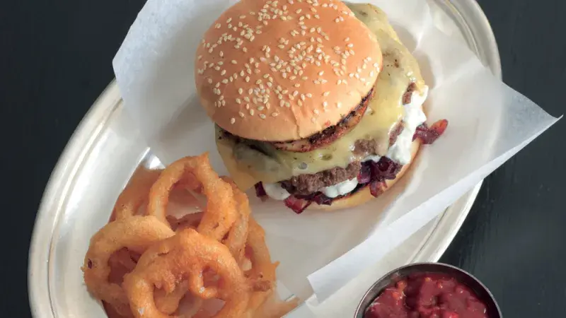 Luxusní cheeseburger