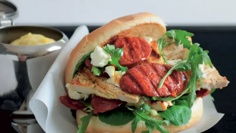 Kouřové chilli kuřecí burgery s chorizem a fetou