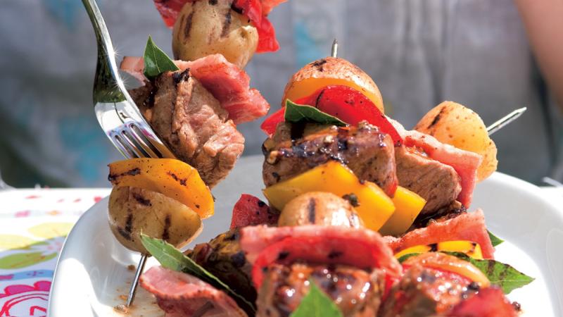 Kebab se slaninou, paprikou a bramborami
