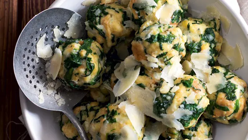 Tyrolské knedlíčky se špenátem a gruyérem