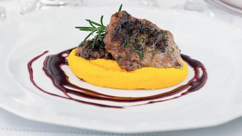 Daňčí steak v jalovci a bylinkách