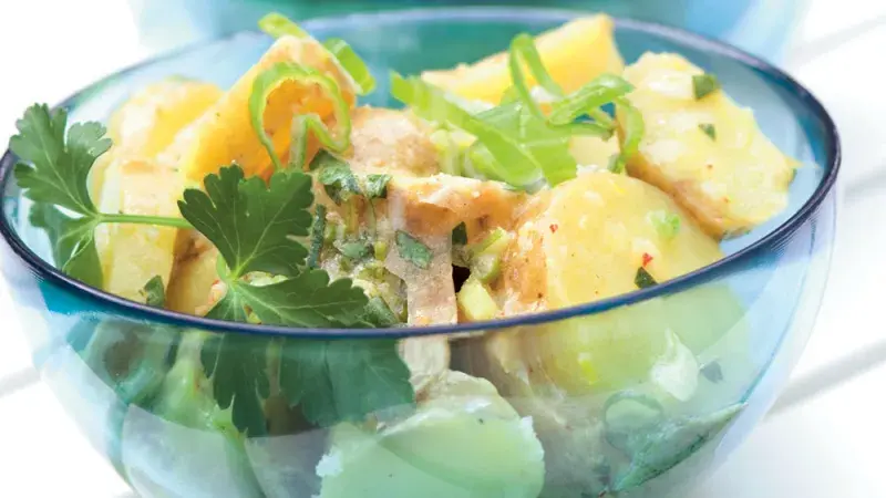 Lehký bramborový salát s chilli a jarní cibulkou