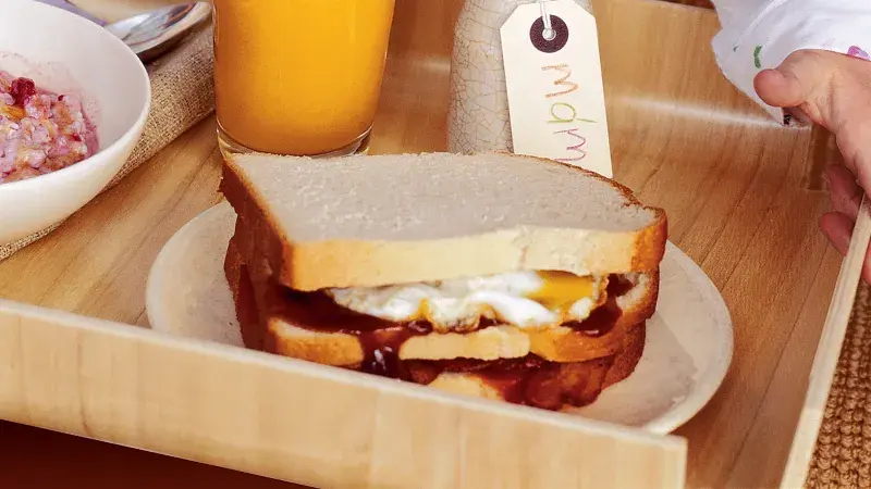 Jednoduché sendviče s vejci a slaninou