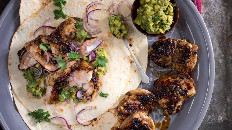 Grilovaná kuřecí stehna adobo s avokádovou salsou