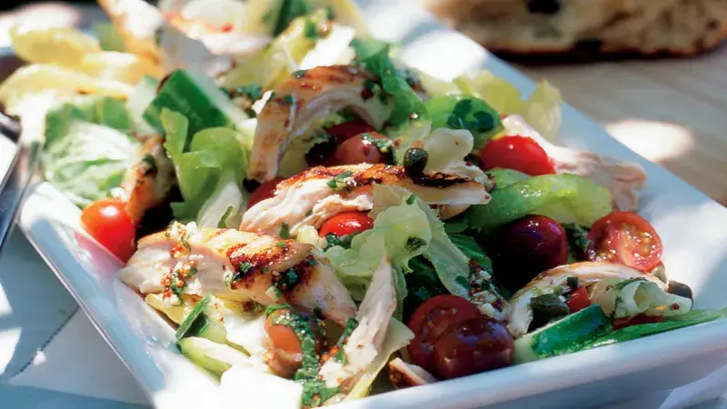 Salát s kuřetem a olivami