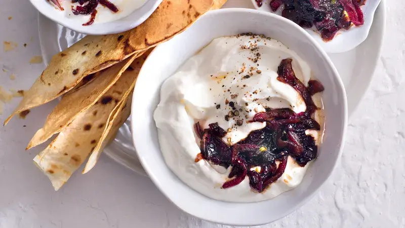 Dip s karamelizovanou červenou cibulkou 