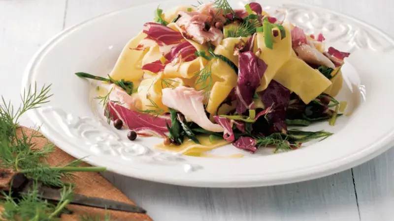 Pappardelle s čekankou a uzeným pstruhem