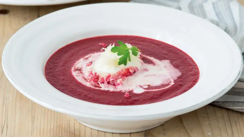 polévka s křenovo-smetanovým nočkem