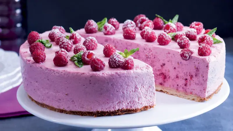 Malinový tvarohový dort