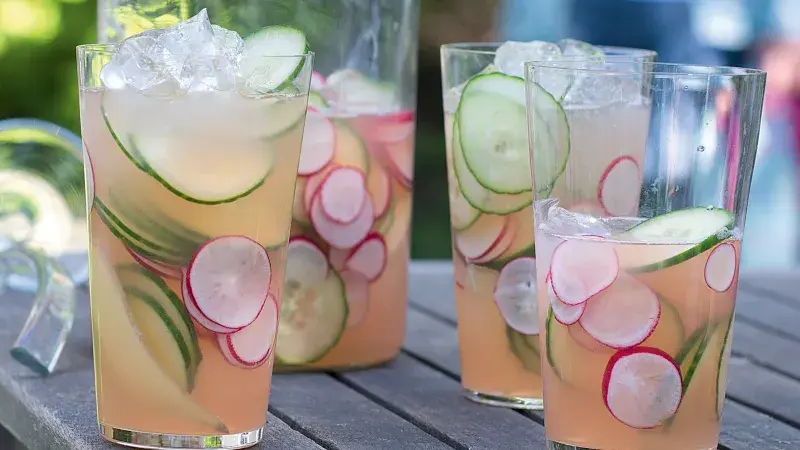 Perlivá bílá sangria s okurkou a ředkvičkami