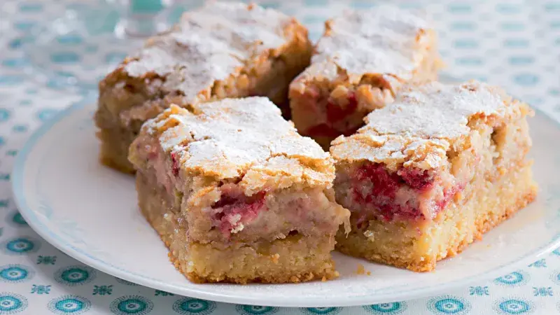 Kokosové řezy s rebarborou a jahodami