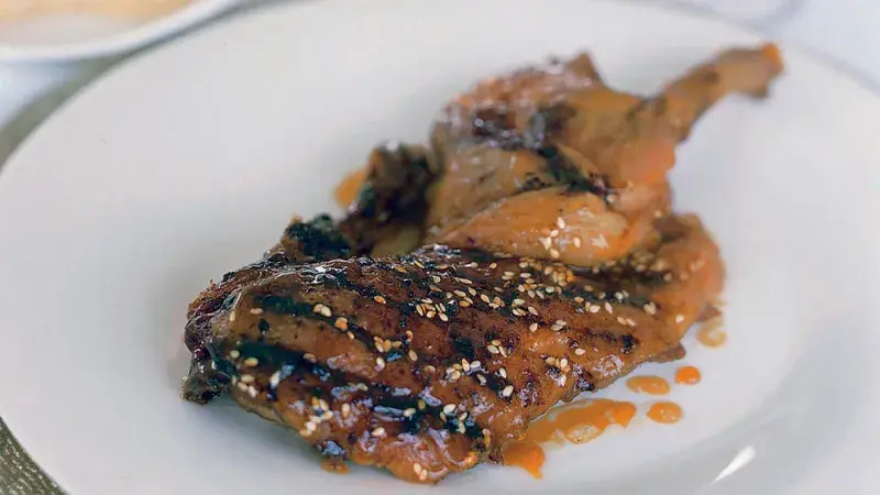 Pomalu pečená kachna s medem & sezamem